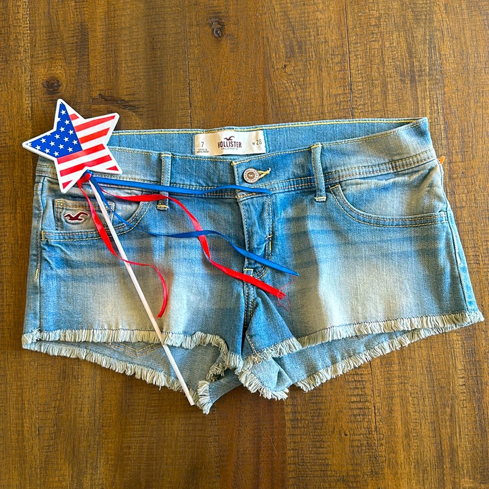 Hollister distressed jean shorts in size 7